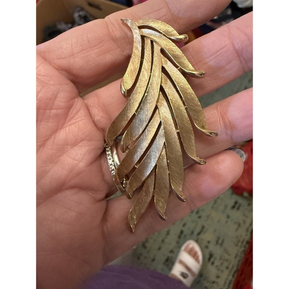 Vintage Brushed Golden Fern Brooch Crown Trifari Designer Brooch - Picture 1 of 1